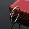 Bracciale per unghie classico di marca Bracciale in acciaio al titanio 316L di alta qualità per regalo di gioielli con bracciale di design per coppie di moda da donna