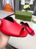 Dames slippers sandalen mid-hak open-teen pomp licht roze lederen slipper metalen middenhiel sandaal Sandaalontwerper luxe mode pool strand string flat flip flop