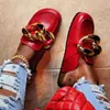 Design de marca Chinelo feminino corrente dourada Sapatos de dedo do pé fechado Slip On Mules Sapatos redondos casuais Chinelos Flip Flop Plus Size 36-43 Ytmtloy Y220621