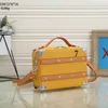 Modevisning miljonär imitation axel designers visa lådor lådor suitcase bagage mode lådor väskor blommor bokstäver axel lådor show lådan