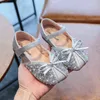 女の赤ちゃんの靴キッズかわいいお姫様の弓の結びつきフラット光沢のある革サンダルファッションスパンコールソフトキッズプロムシャイニーシューズG220523