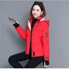 秋の冬のコットンコート女性新しいピンクの赤い黒い濃い暖かいジャケットファッションフード付き短いパッド入りジャケットl220730