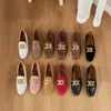 Sandalen Loafers Voor Vrouwen 2022 Vrouwen Kid Suède Koeienhuid Vrouwelijke Platte Schoenen Merk Ontwerp Met Metalen Gesp Casual Mocassins LuxeSandals