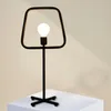 Lampy podłogowe Nowoczesne minimalistyczny projekt mody Iron Oryginalny indywidualny salon sypialnia do sypialni Lampa biurka