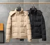 ホットスタイルの英国スタイルの有名なデザイナーラグジュアリーメンズダウンジャケットカナダ冬のコルパス刺繍Tフード付きコート快適なジャケット