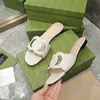 Lyxiga kvinnors förreglade utskurna sandaler Skor Slip On Slide Flats Tofflor Dam Flip Flops Comfort Walking Svart Vit Röd Strand Casual Tofflor Med Box NO383