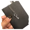 Nyckeldesigner halsband dubbel bokstav g lyxhalsband för män sval fast färg tunn kreativ form charmig pläterad silver hänge178k