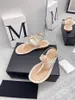 2022 Letnie nowe sandały rzymskie przemysł ciężki seksowne tkaninowe spinacze na płaskim dnie Wygodne sandały kobiety