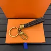 Luxus -Designer Keychain Classic Brands Schlüsselschnallen Blumenbuchstaben Muster Echtes Leder Goldener Schlüsselanhänger Herren Womens Bag Anhänger