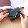 Carteiras 2023 formato de coração fresco para mulheres mulheres doces de designer de designer bolsa de dinheiro estudante fofo slim