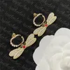 Luxury Gold Plated Earring Charm Retro Bee Ear Pendant Chic Pearl Letter Stud för kvinnor Födelsedagspresent med låda