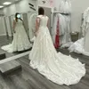 Vestidos deslumbrantes de noiva de renda Bateau pescoço uma linha de noiva com botões cobertos de faixa com miçam