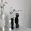Schicke nordische Art einfache spezielle spezielle abstrakte kreative schwarze und weiße Keramikvase-Geometrie unregelmäßige Vase-Dekoration 220317