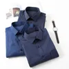 Мужская классическая с длинным рукавом с длинным рукавом / полосатыми основными рубашками платья Одиночный патч Pocket Pocket Business Standard-Fit Office социальная рубашка 220322
