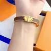 Vrouwen houden van armband zilveren goudbanden mannen