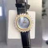 2022 Nowe luksusowe damskie zegarek Importowany kwarc Pasek wykonany jest z miękkiego satynowego materiału, który tworzy elegancki kontrast z diamentowym kształtem