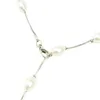 Gotisk barock pärlhänge halsband Ett långt silverhalsband på toppen av en stor dams bröllopskolonn G12133009