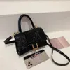 Handtasche mit Krokodilmuster, Luxus-Designertaschen, einzigartige Logo-Einkaufstasche, abgerundete und glatte, gewölbte Kuriertasche, Metall-Alphabet-Geldbörse mit Aufreißlasche