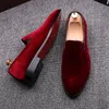 Designer-New Mens Velvet Dress Shoes Loafers puntige bruiloft Casual schoenen Rood groene zwarte schoenen