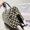 Hombre Diseñadores 45 cm Bordado Bolsa de lona Negro Beige Tela Bolsas de viaje Mujeres Asas de cuero Equipaje Casual Fin de semana Tote con correa de hombro de cuero de nylon 346S