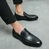 Patente novo couro de dois tons Chegada de casamentos Oxford Sapatos para homens Mocas casuais calçados formais Zapatos Hombre 123 Mal