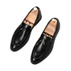 Brogue män elegant italienska festklänningskor varumärke slip-on mode formell coiffeur patent bröllop läder casual affär loafers