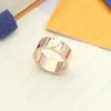 Pierścień w kształcie mody V odpowiedni dla projektantki marki Designer Hollow Out List Biżuterii Rzeźbiony para pierścieniowa przyjęcie urodzinowe