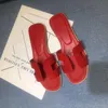 Kända märke kvinnor tofflor klassiska platta skor sommar designer lyx mode utomhus strand skor hotell badrum tecknad flip flops promenader casual sandaler 35-42