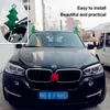 Внутренние украшения устанавливают рождественские рога и красные автомобильные вагоны.