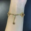 Luxe Clover Designer Charm Armbanden voor Vrouwen 18K Goud Vintage Eenvoudige Zoete Bloem Klavers 4 Blad Liefde Hart Armband sieraden G303v