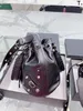 最高品質のリベットバケットバッグ女性ネオカゴールモーターサイクルバッグショルダーバッグ高級デザイナー本革のクロスボディクラッチウォレットCOO 248A