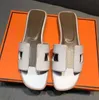 Top Quality Chinelo Sandálias Praia Slides Mulheres Chinelos Senhoras Flip Flops Mulas Sliders Escritório Casamento Vestido Sapato Couro Elegante Cor Sólida 35-43 Tamanho com Caixa