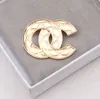 Frauen Gold Doppel Buchstaben Broschen Vintage Hohl Kette Design Kleine Süße Wind 18K Gold Überzogene Perle Kristall Pins Zubehör Spe6262767