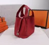 5Aリアルレザー新しいショルダーバッグバケツ女性ショッピングバッグデザイナーハンドバッグロックピコチン001 2024付き高品質のクロスボディ