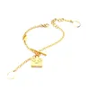 Europe America Fashion Petite Malle Necklace Armband Lady Womens Gold-Color Metal Graved V Initialer Flower Iconic Pendant Chain Jewelry Set M00568