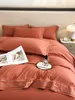 Set di biancheria da letto di design di lusso Giorni di alta qualità in cotone di seta Eleganza Colori Lenzuolo morbido Copripiumino comfort con ricamo