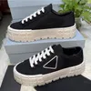 Diseñador Mujeres Nylon Casual Shoes Gabardine Classic Canvas Sneakers Wheel Wheel Lady Stylist Fashion Platform Solid al elevación 1