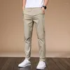 남자 바지 가을 남자 2022 마른 체인 코스 캐주얼 바지 슬림 맞는 단단한 색상 패션 바닥 한국식 얇은
