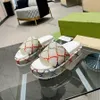 2022 Новые цветовые дизайнерские тапочки моды толстые нижние сандалии буквальная вышивка слайды леди платформы вышиты