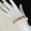 Bracelet de lettre en or en diamant complet de luxe pour hommes et femmes Cadeau de mariage élégant bijoux d'amour avec boîte