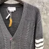 Chandails pour hommes Cardigan pour hommes Pull à col en V en laine mérinos classique avec manches à rayures à la mode coréenne Veste d'hiver pour femmesOlga22