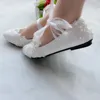 Scarpe da sposa Scarpe da sposa con perle di pizzo bianco per spose con scarpe da sposa con cinturino in nastro Scarpe da donna chic applicate fatte a mano con tacco basso