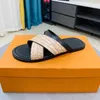 Doppelter Buchstabe Designer Slides Herren Damen Hausschuhe Sommersandalen Strandrutsche Flache Plattform Damen Sandali Badezimmer Home Schuhe Flip Flops Gestreifter Kausal SlipperDHL