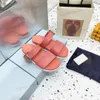 2022 New Womens Foam Ultra-Light Flat Slippers Sandals 여성 여름 해변 신발 검은 색과 흰색 분홍색 녹색 편안한 비 슬립 레이디 슬리퍼 크기 35-41