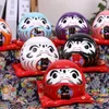 4,5 Zoll japanische Keramik Daruma Puppe Glücksbringer Glück Ornament Fengshui Zen Handwerk Spardose Home Tabletop Dekoration Geschenke T200331