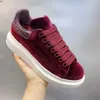 les chaussures de sport pour femmes en velours épaissi à fond large lancées en automne et en hiver peuvent ajouter une touche de luxe sportif à la journée MKJL054988