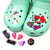 MOQ 100st plastknappar Sweet Croc Charms Soft PVC Heart Ainbow Shoe Charm TILLBAKA DECORATIONS CUSTOM JIBZ FÖR CLOG SKORARBRODA GIFT