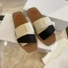 2023 مصممة النعال شريحة شرائح صندل البغل الخشبي المسطح يزين النعل الداخلي The Easy Slip-On يجعل هذا الشقة شقة الصيف esoabl#