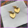 Retro örhängen kvinnor mode örhänge hjärtbokstäver designer smycken guld pärlören studs kvinnliga akessorier för fest bröllop d225093f