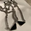 Topp lyxig design triangel p halsband för män och kvinnor hiphop designer brev par hänge halsband kedja mode smycken leverans p011 14 färg